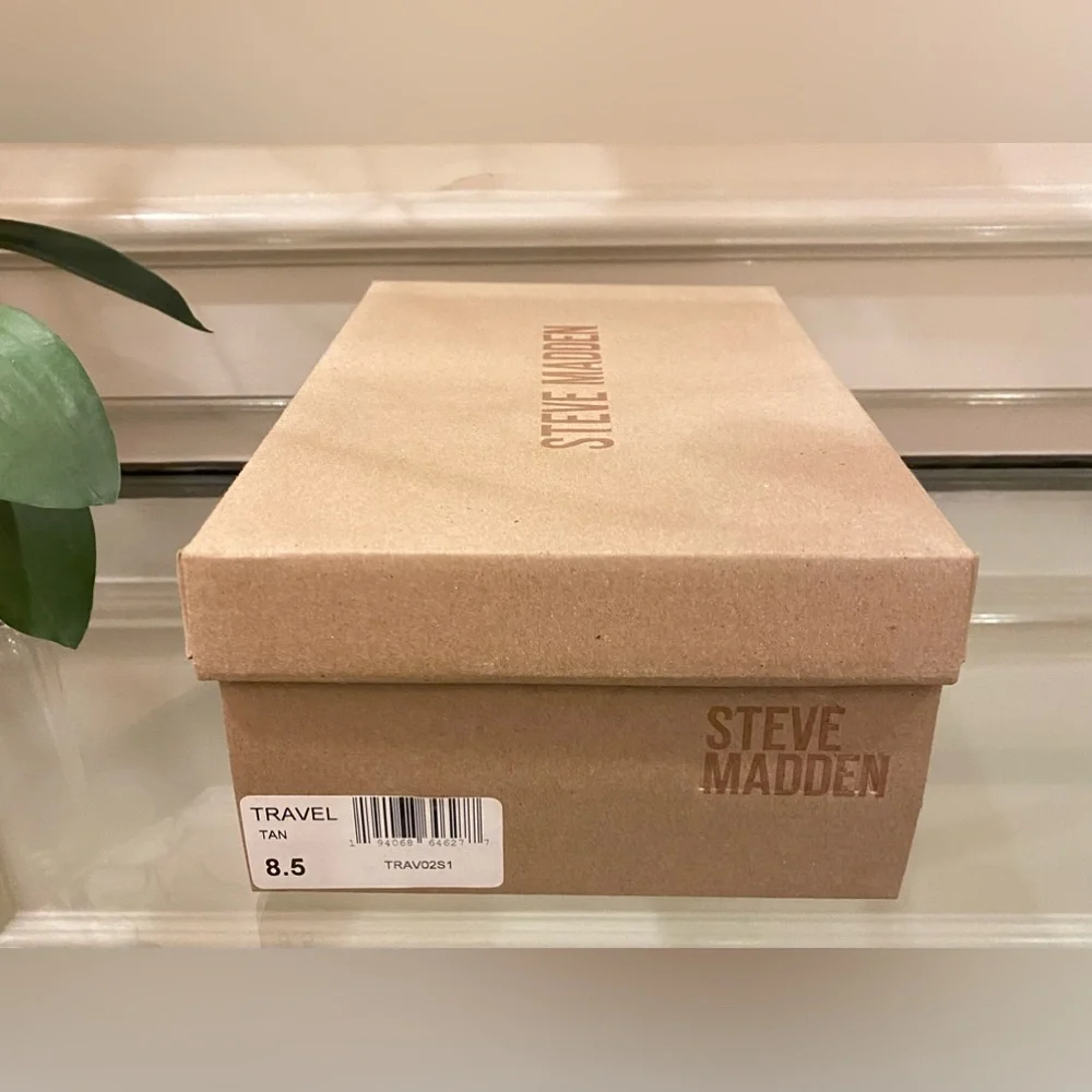 NWT *STEVE MADDEN* Leather 🧳TRAVEL🧳 Sandals … *STUDS* … Size: 8.5 - Picture 7 of 7